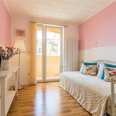 Beautiful home in Liznjan with 7 Bedrooms, WiFi&Outdoor swimming pool Buitenkant foto