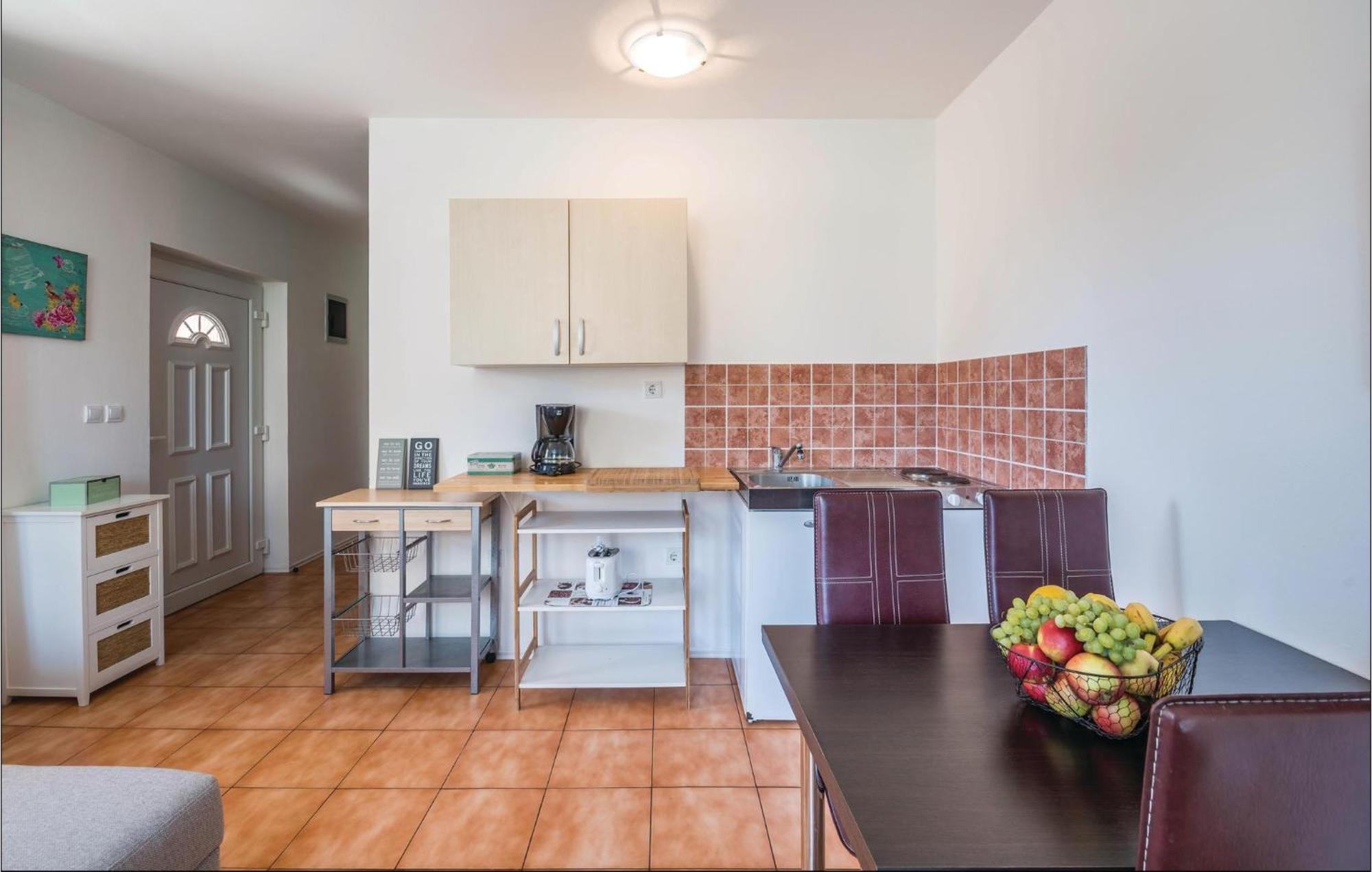 Beautiful home in Liznjan with 7 Bedrooms, WiFi&Outdoor swimming pool Buitenkant foto