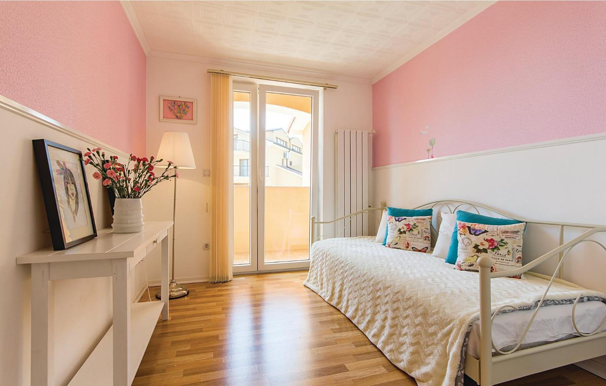 Beautiful home in Liznjan with 7 Bedrooms, WiFi&Outdoor swimming pool Buitenkant foto