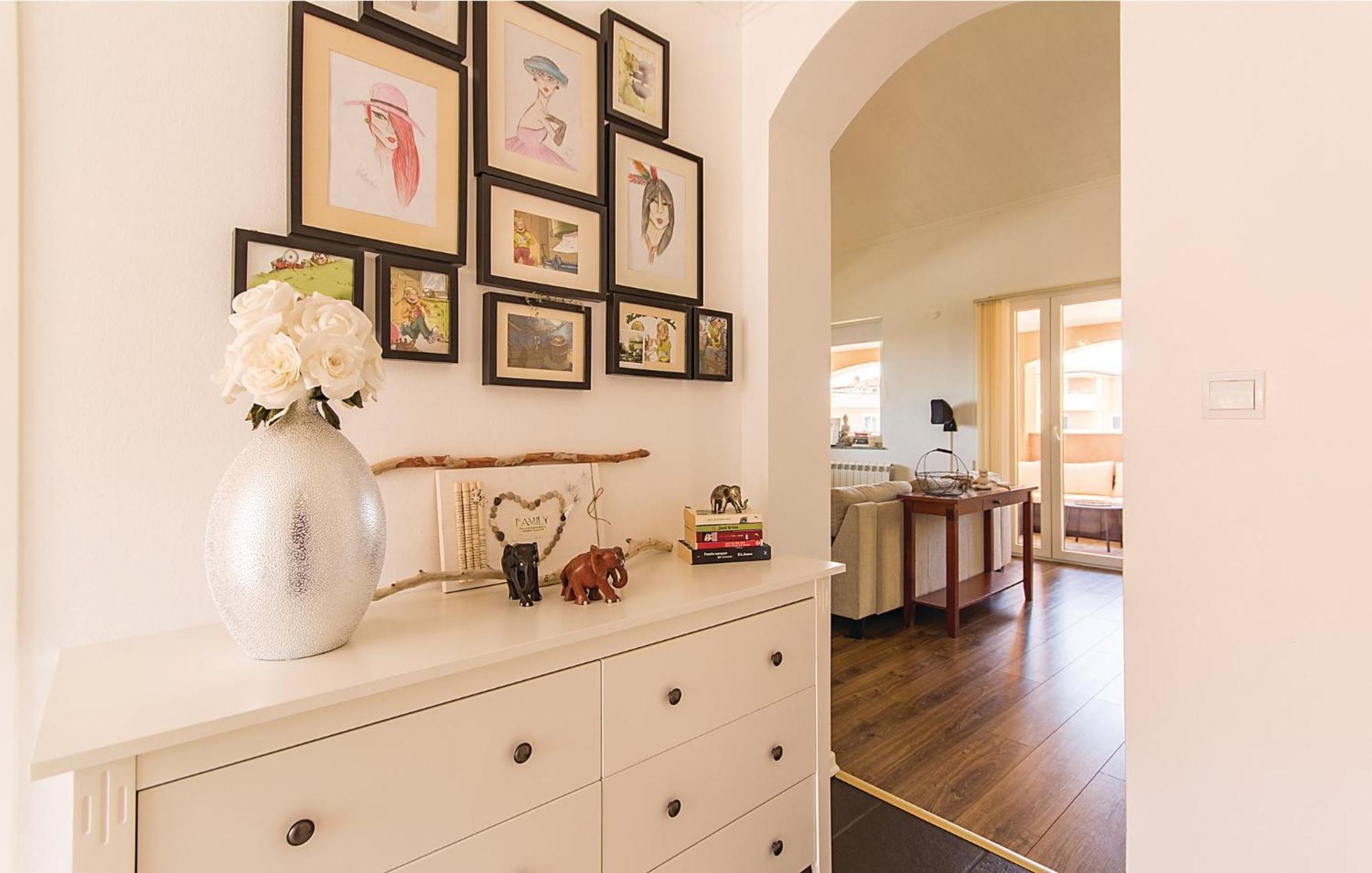 Beautiful home in Liznjan with 7 Bedrooms, WiFi&Outdoor swimming pool Buitenkant foto