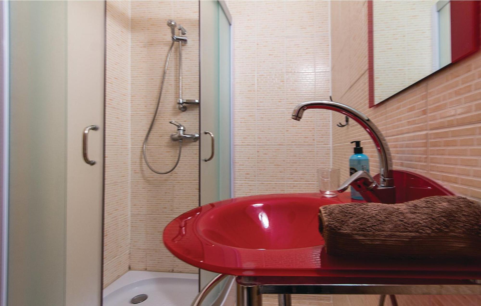 Beautiful home in Liznjan with 7 Bedrooms, WiFi&Outdoor swimming pool Buitenkant foto