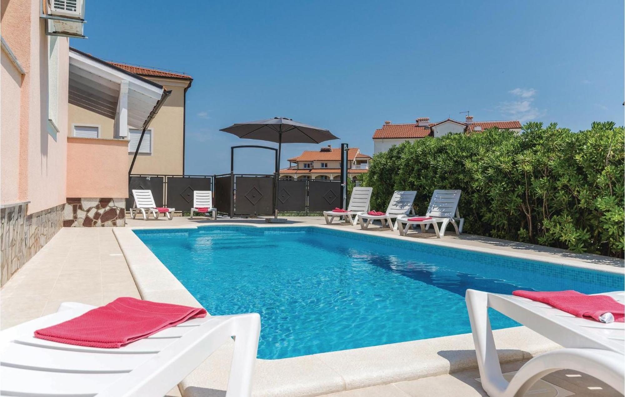 Beautiful home in Liznjan with 7 Bedrooms, WiFi&Outdoor swimming pool Buitenkant foto