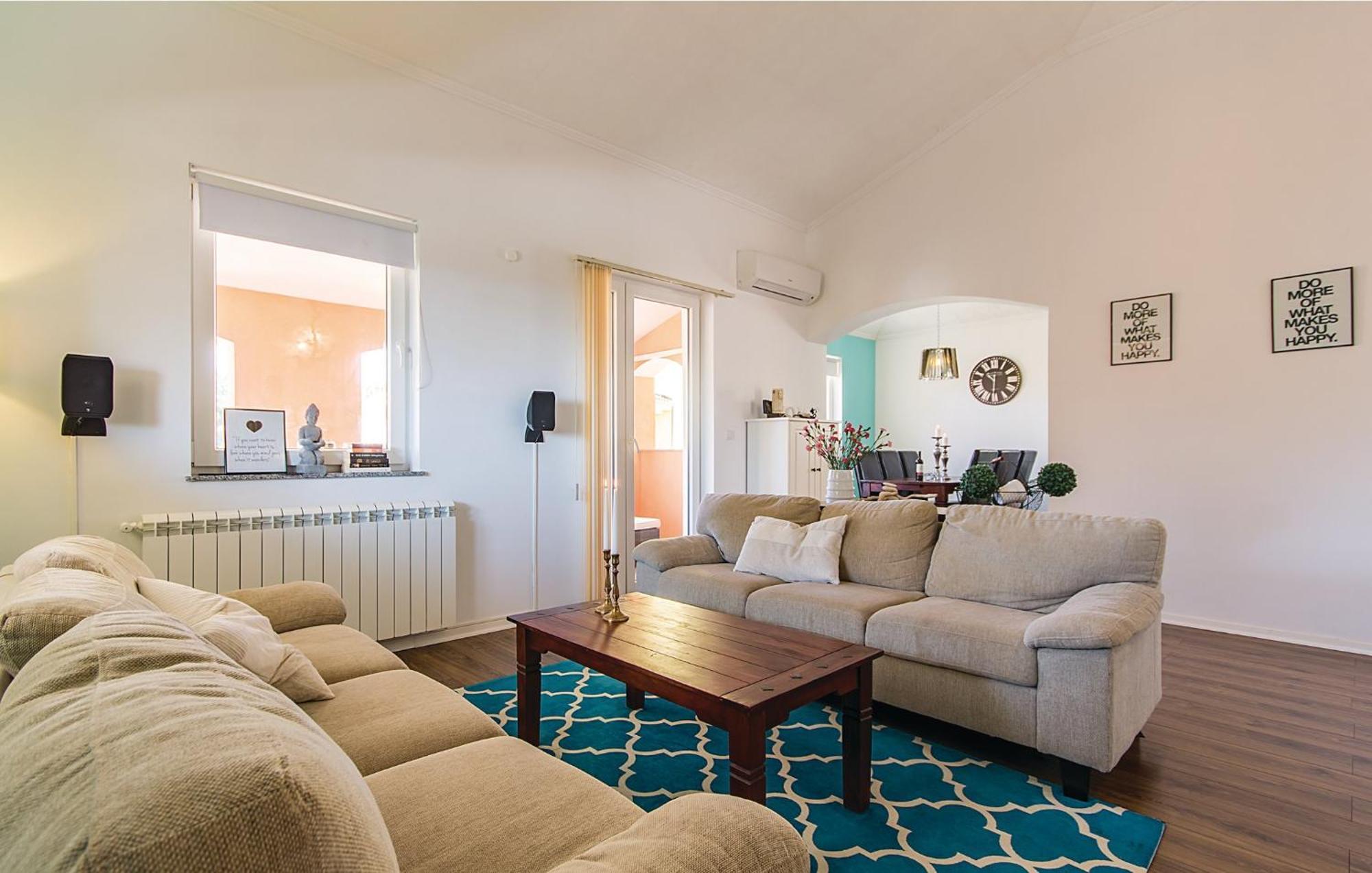 Beautiful home in Liznjan with 7 Bedrooms, WiFi&Outdoor swimming pool Buitenkant foto