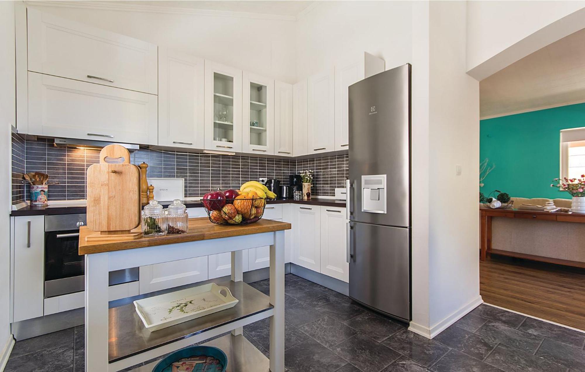 Beautiful home in Liznjan with 7 Bedrooms, WiFi&Outdoor swimming pool Buitenkant foto