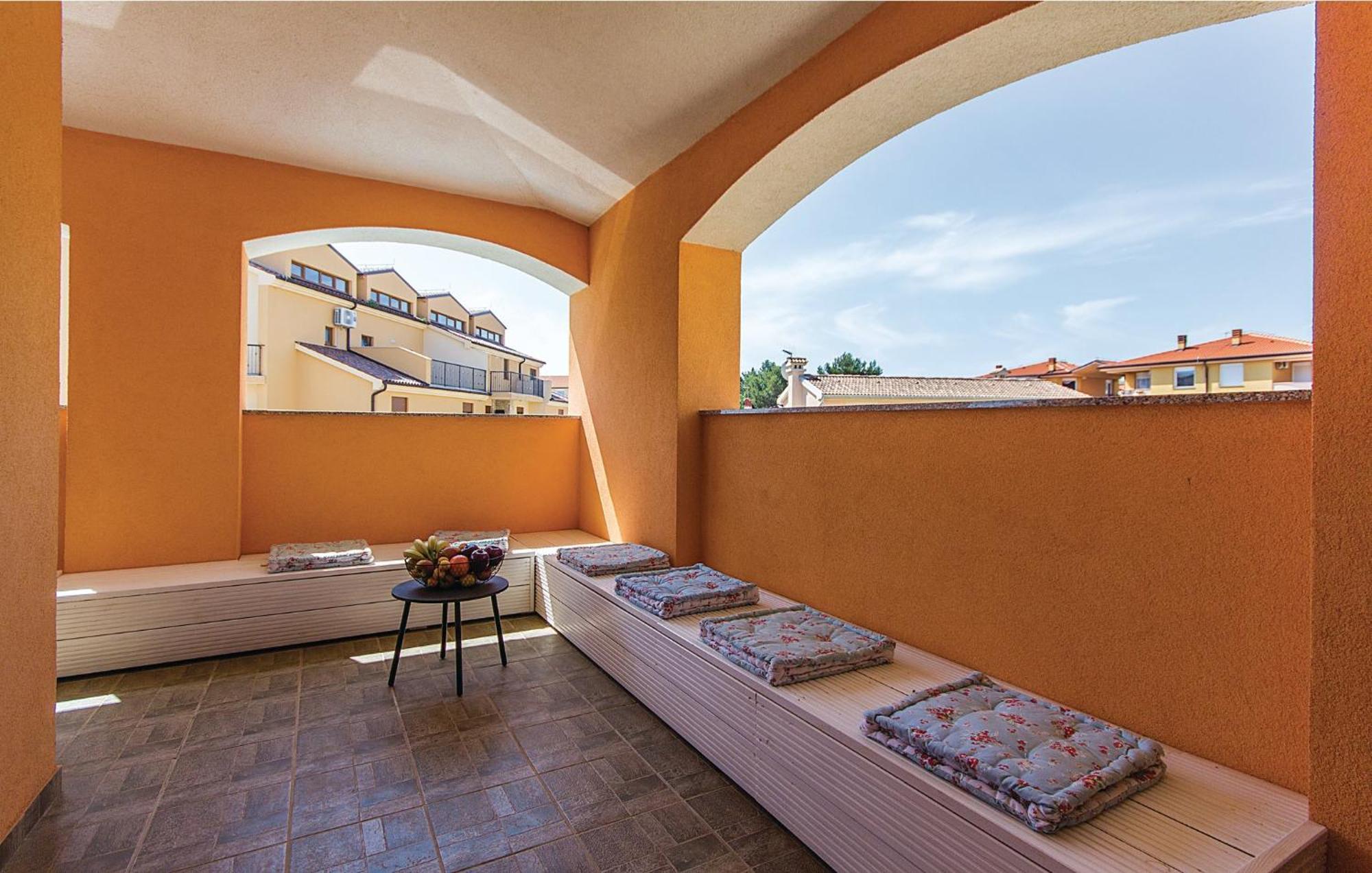 Beautiful home in Liznjan with 7 Bedrooms, WiFi&Outdoor swimming pool Buitenkant foto