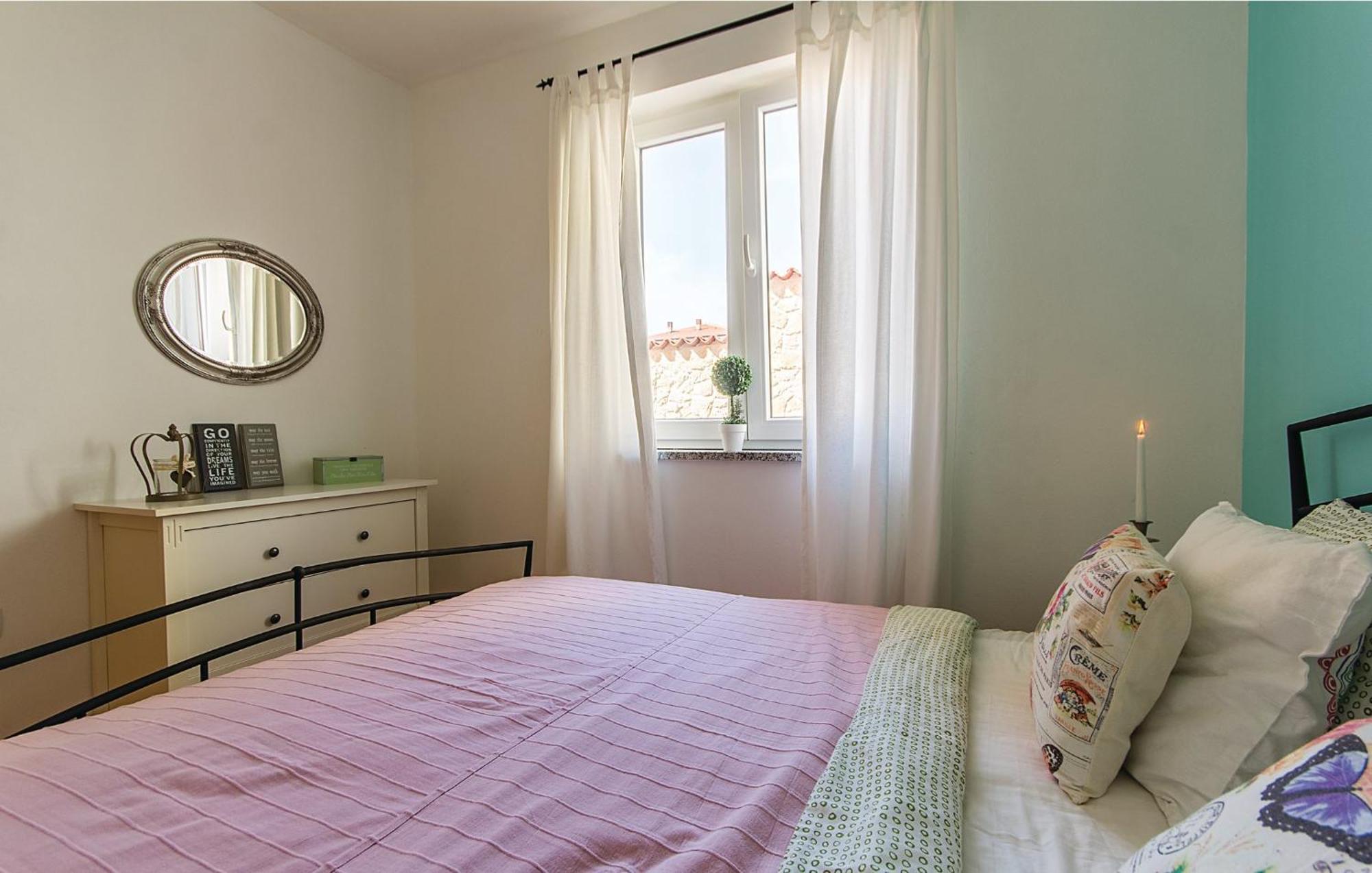 Beautiful home in Liznjan with 7 Bedrooms, WiFi&Outdoor swimming pool Buitenkant foto