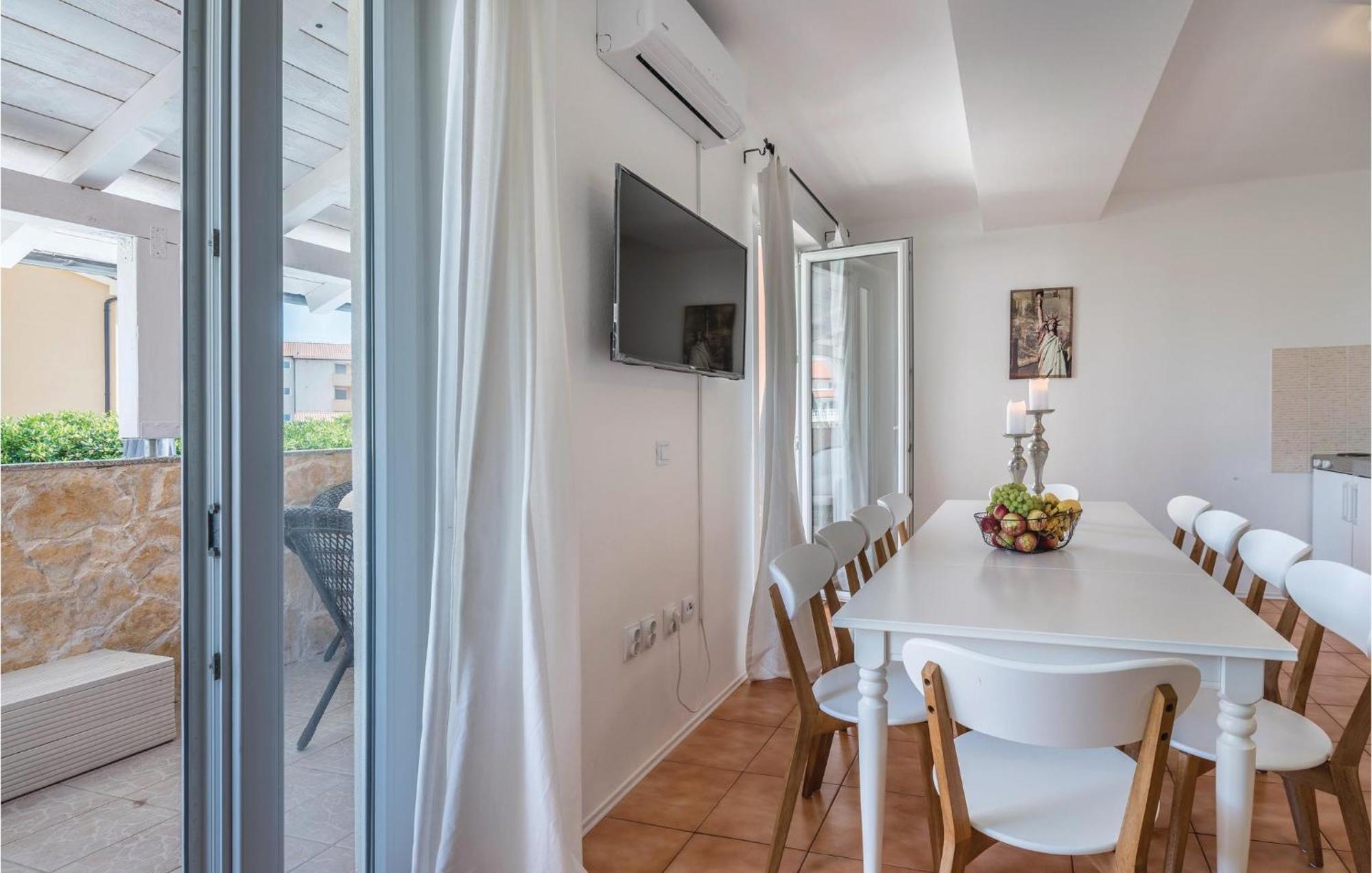 Beautiful home in Liznjan with 7 Bedrooms, WiFi&Outdoor swimming pool Buitenkant foto