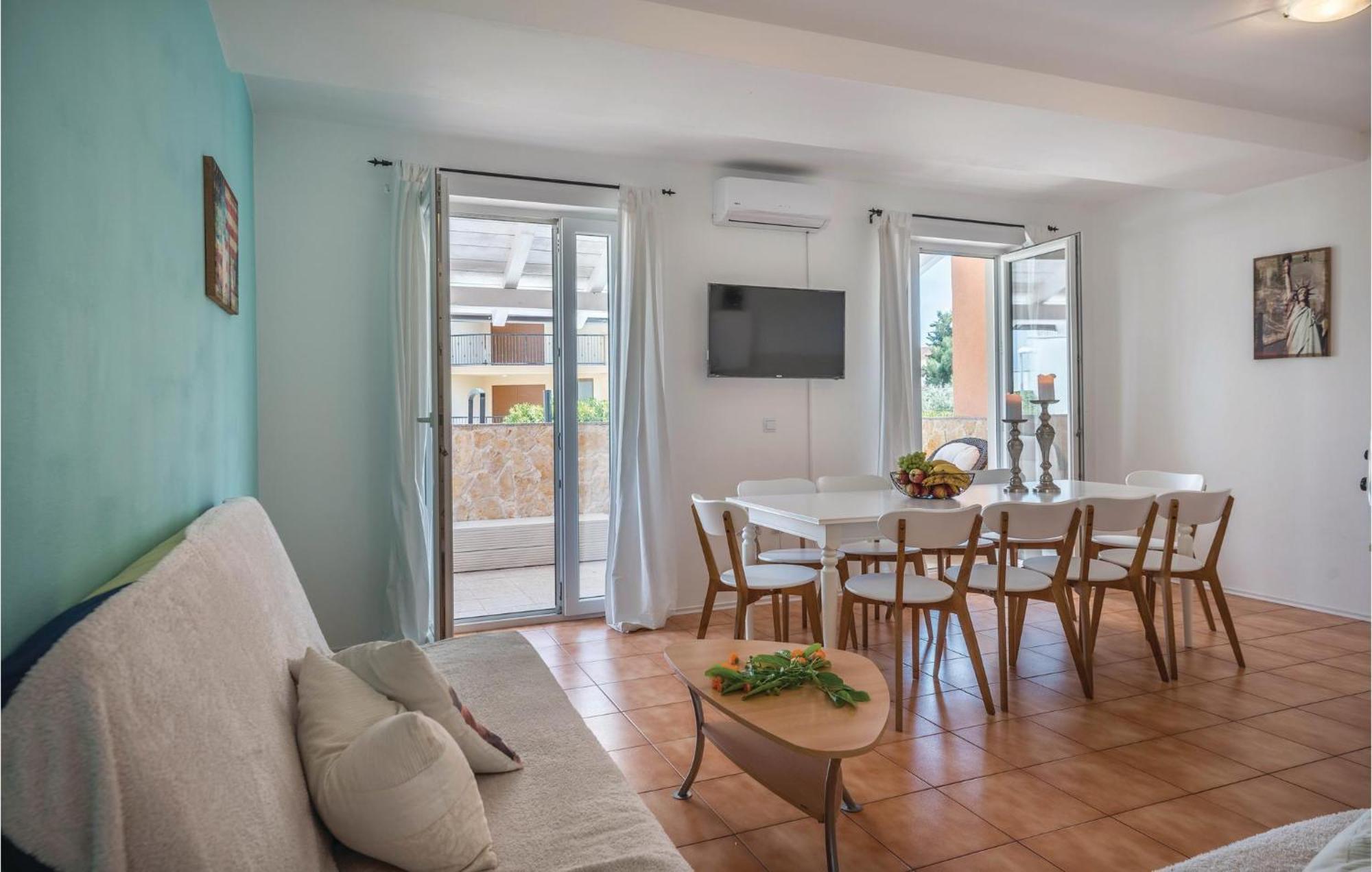 Beautiful home in Liznjan with 7 Bedrooms, WiFi&Outdoor swimming pool Buitenkant foto