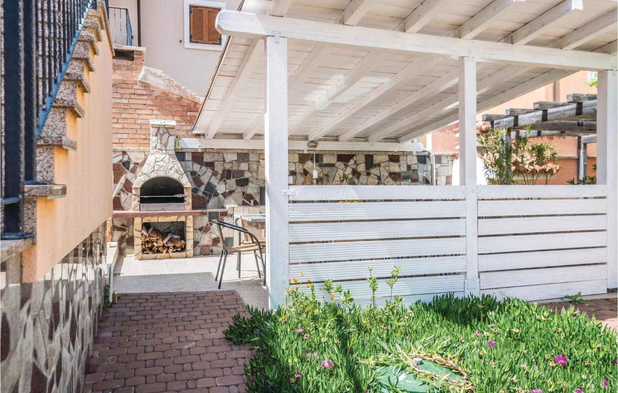 Beautiful home in Liznjan with 7 Bedrooms, WiFi&Outdoor swimming pool Buitenkant foto