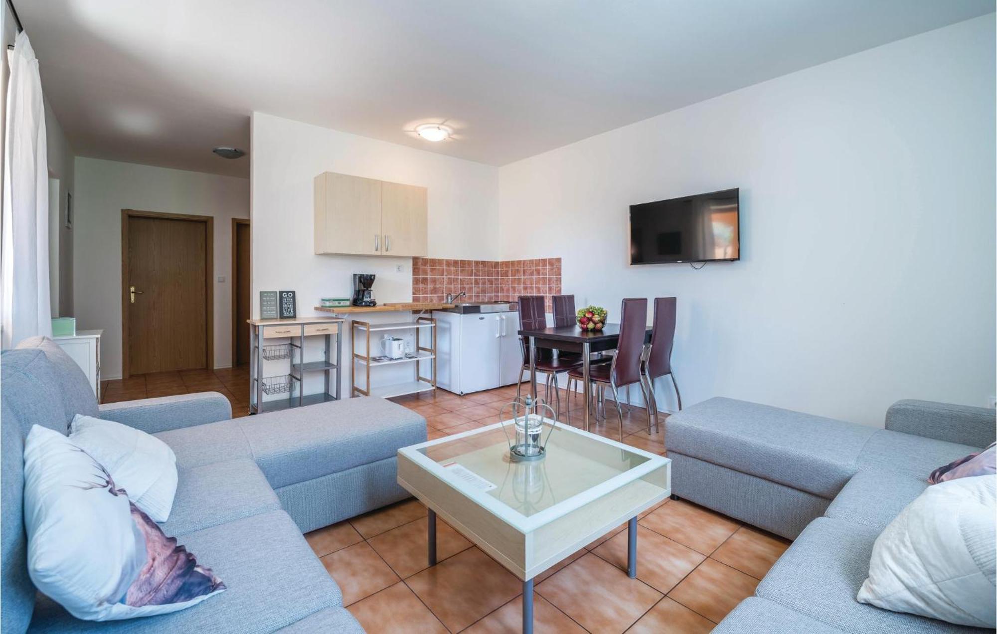 Beautiful home in Liznjan with 7 Bedrooms, WiFi&Outdoor swimming pool Buitenkant foto