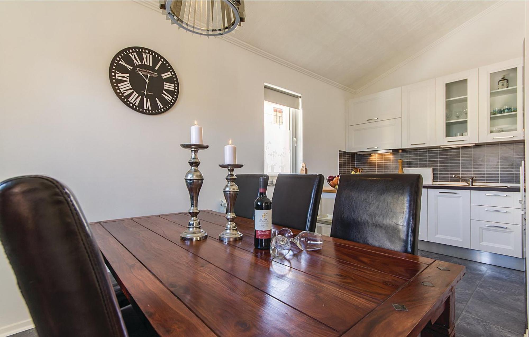 Beautiful home in Liznjan with 7 Bedrooms, WiFi&Outdoor swimming pool Buitenkant foto