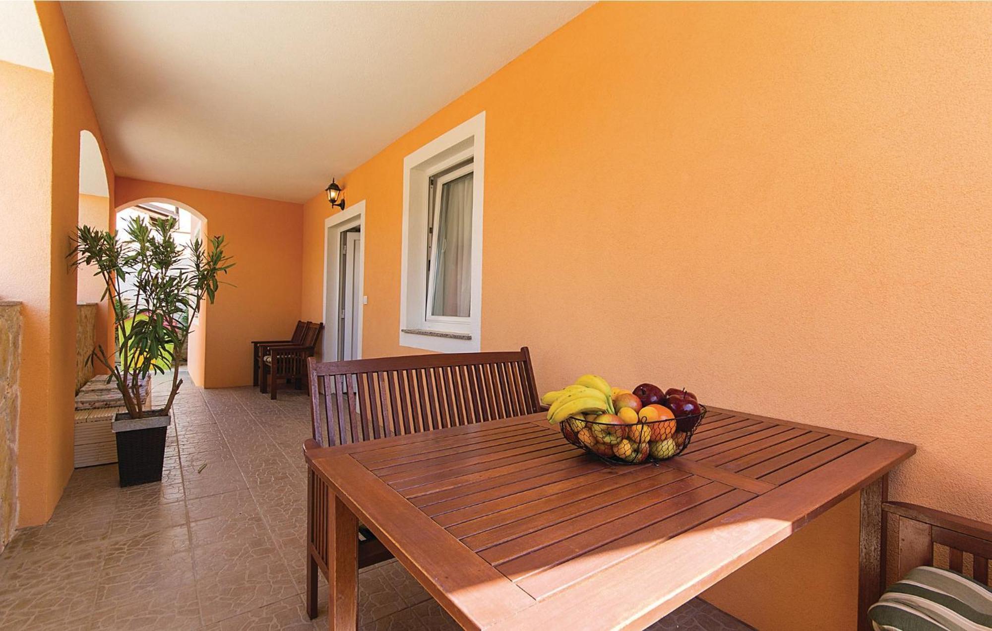 Beautiful home in Liznjan with 7 Bedrooms, WiFi&Outdoor swimming pool Buitenkant foto