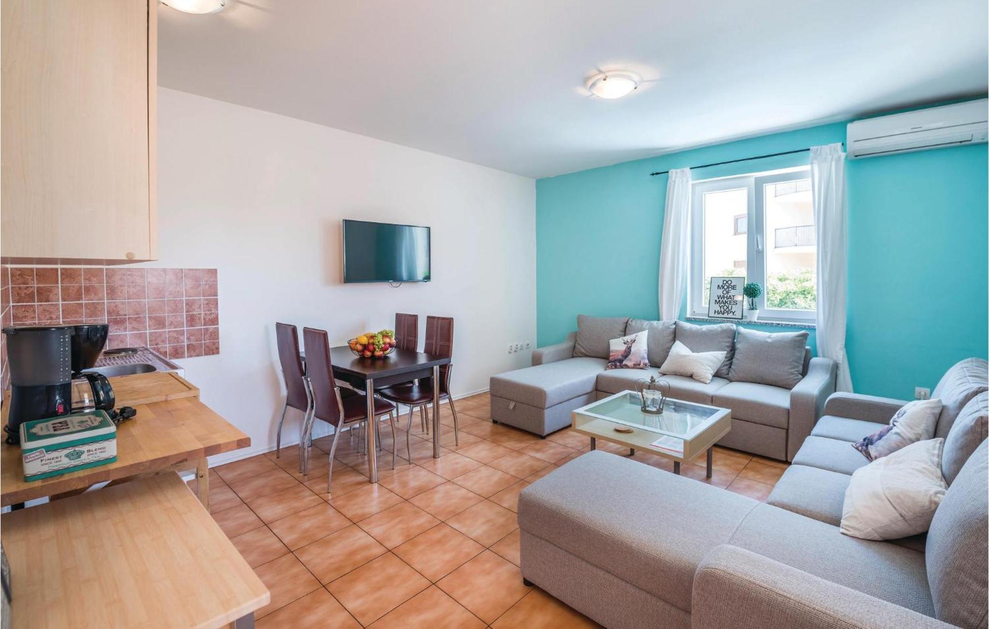 Beautiful home in Liznjan with 7 Bedrooms, WiFi&Outdoor swimming pool Buitenkant foto