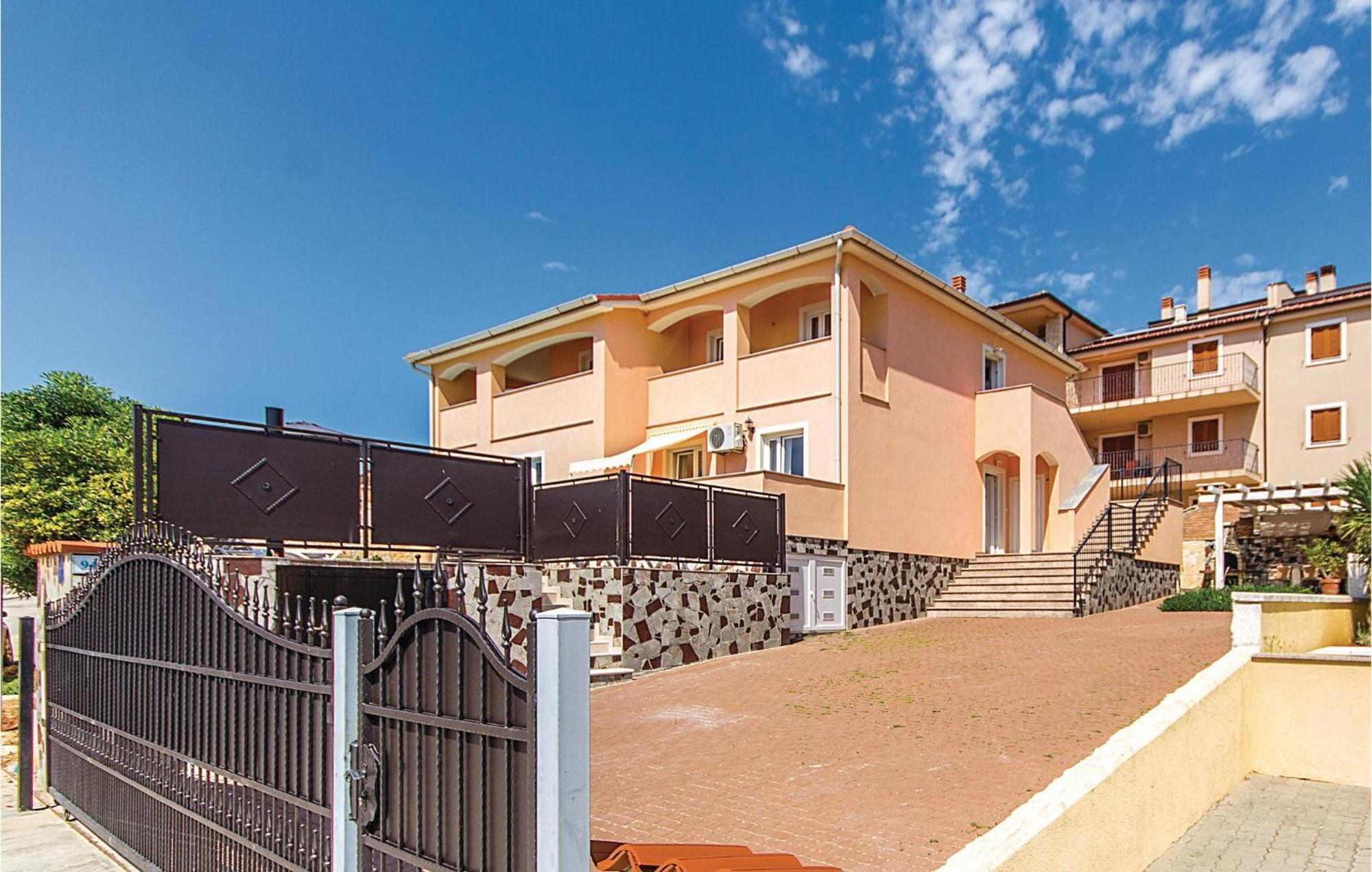Beautiful home in Liznjan with 7 Bedrooms, WiFi&Outdoor swimming pool Buitenkant foto