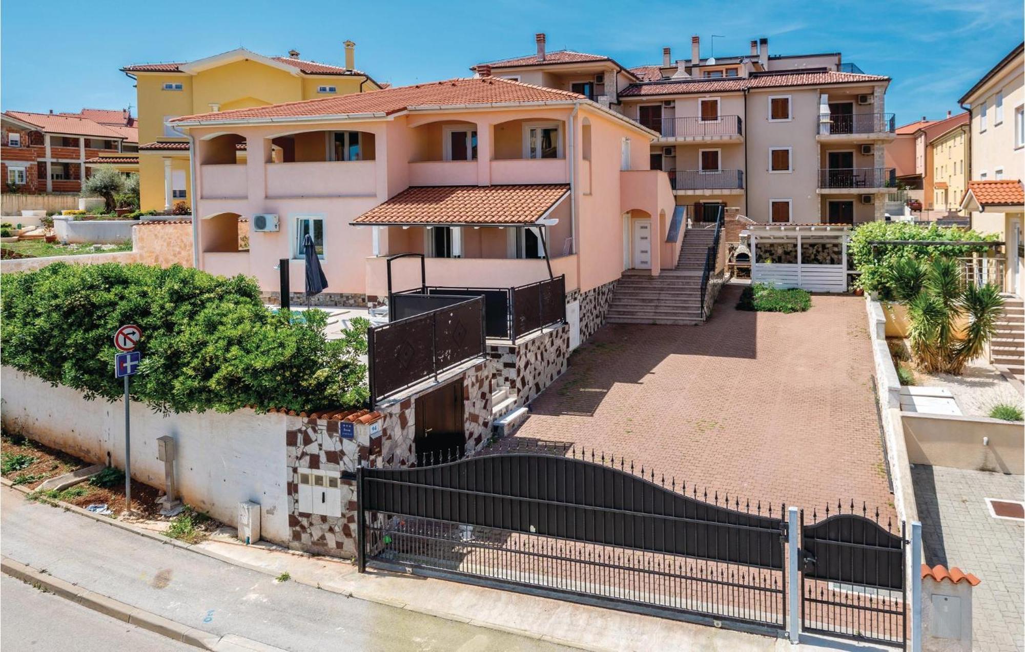 Beautiful home in Liznjan with 7 Bedrooms, WiFi&Outdoor swimming pool Buitenkant foto