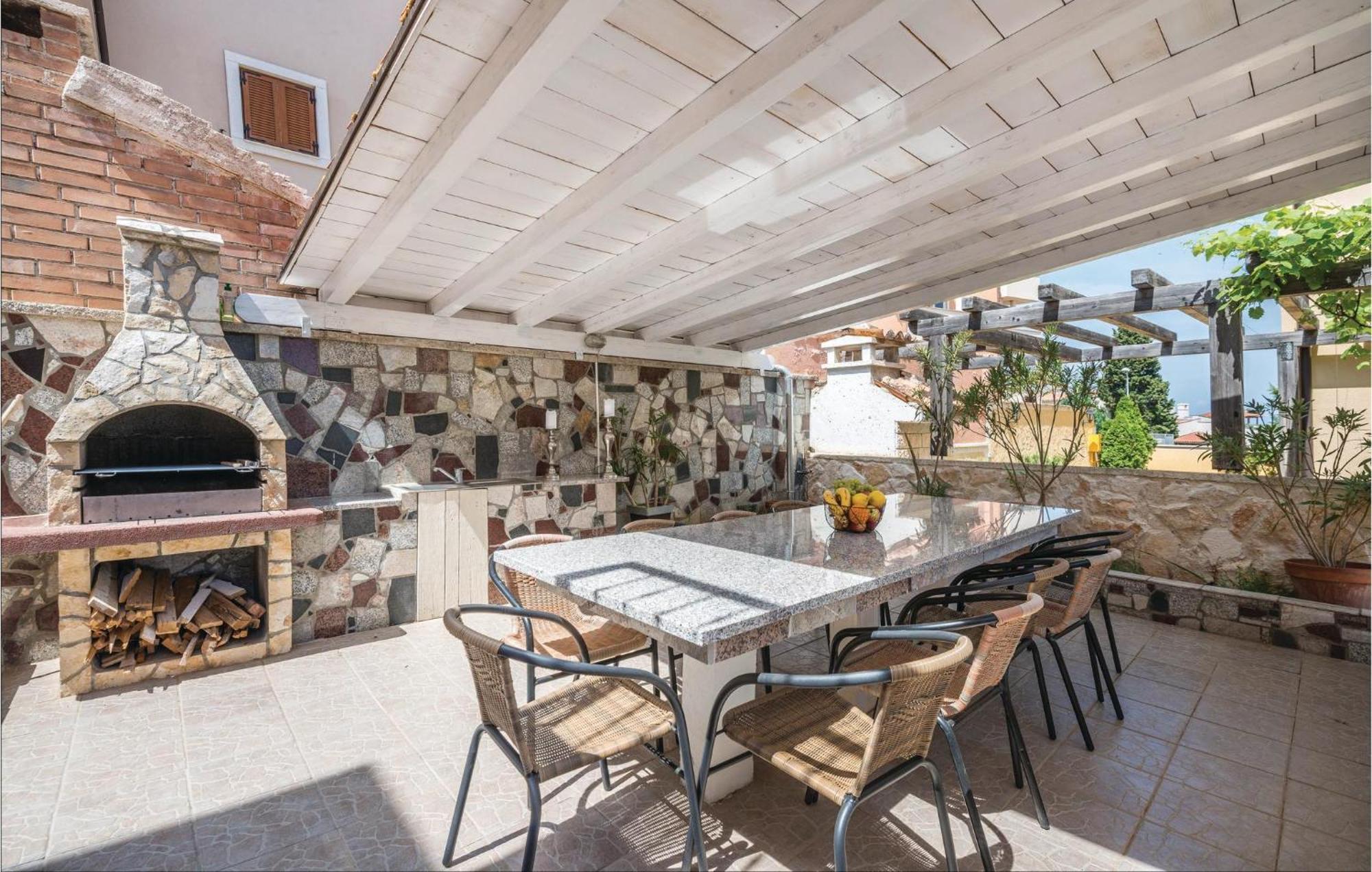 Beautiful home in Liznjan with 7 Bedrooms, WiFi&Outdoor swimming pool Buitenkant foto