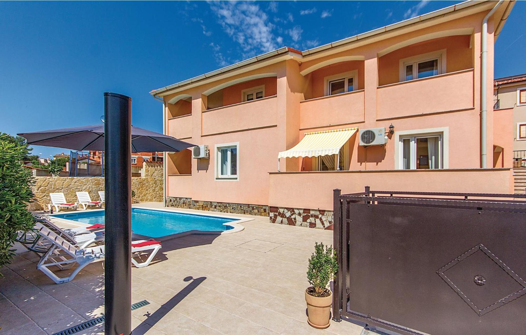 Beautiful home in Liznjan with 7 Bedrooms, WiFi&Outdoor swimming pool Buitenkant foto