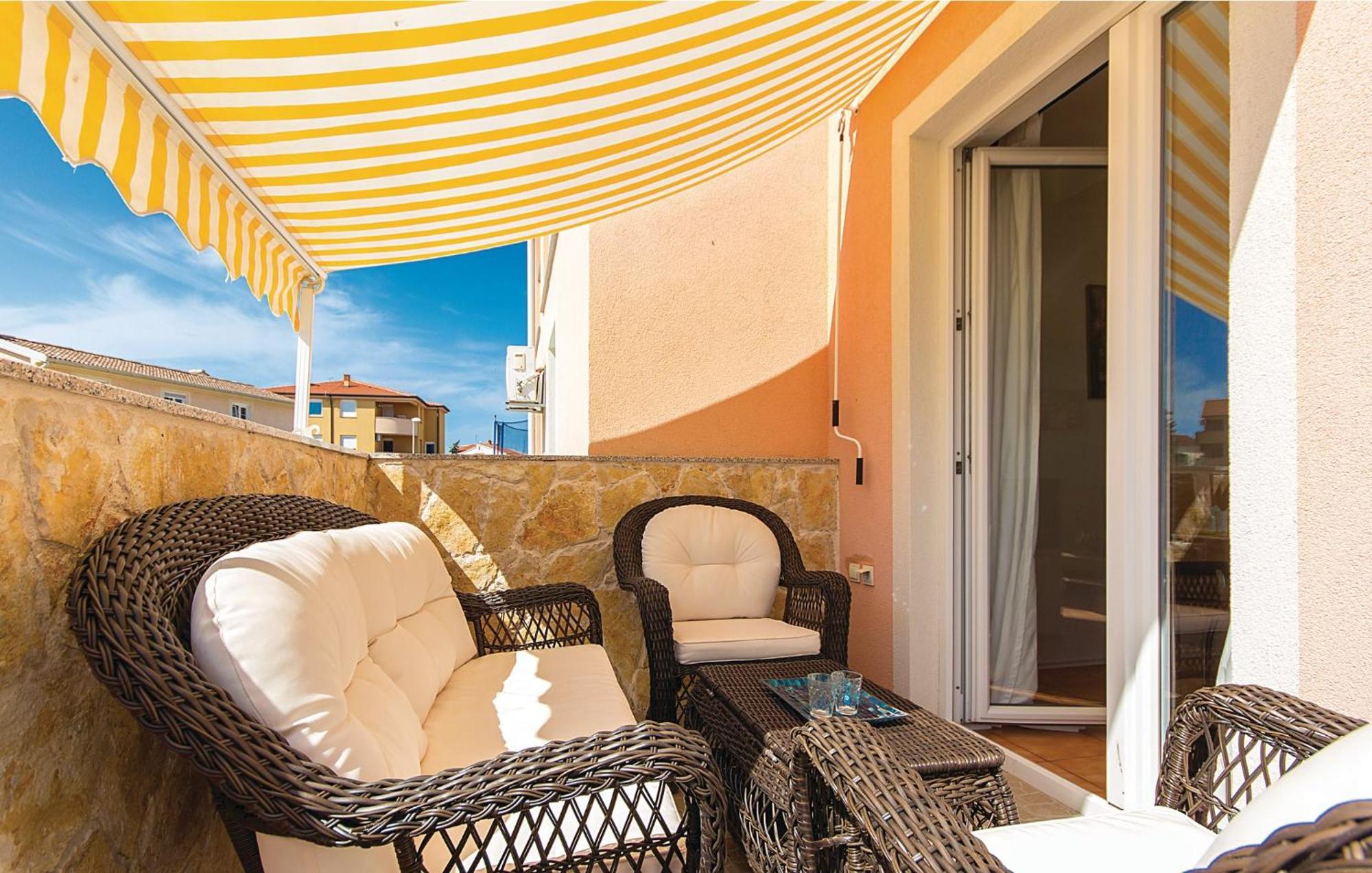 Beautiful home in Liznjan with 7 Bedrooms, WiFi&Outdoor swimming pool Buitenkant foto