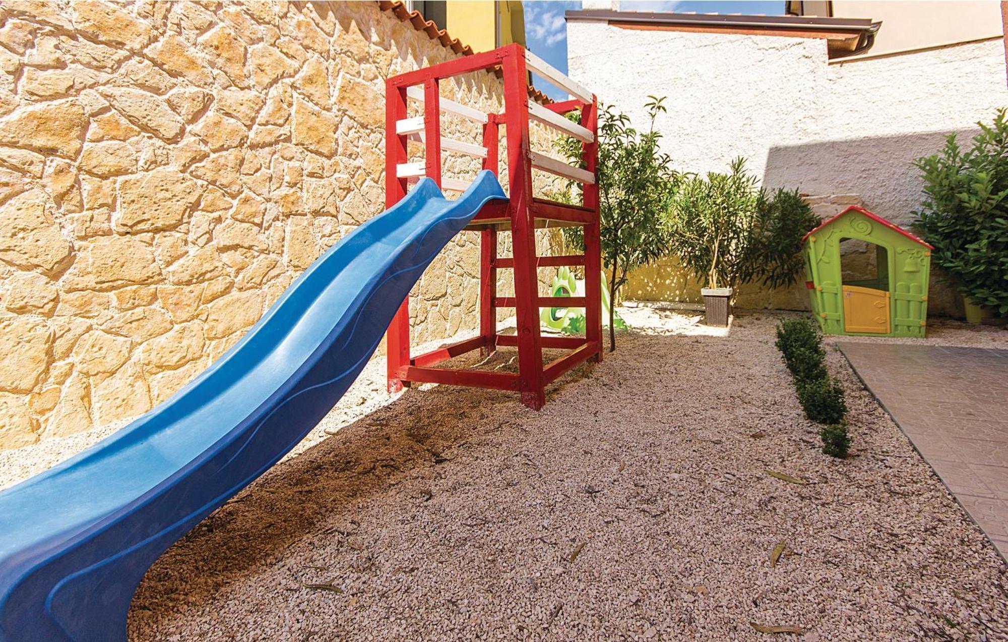 Beautiful home in Liznjan with 7 Bedrooms, WiFi&Outdoor swimming pool Buitenkant foto