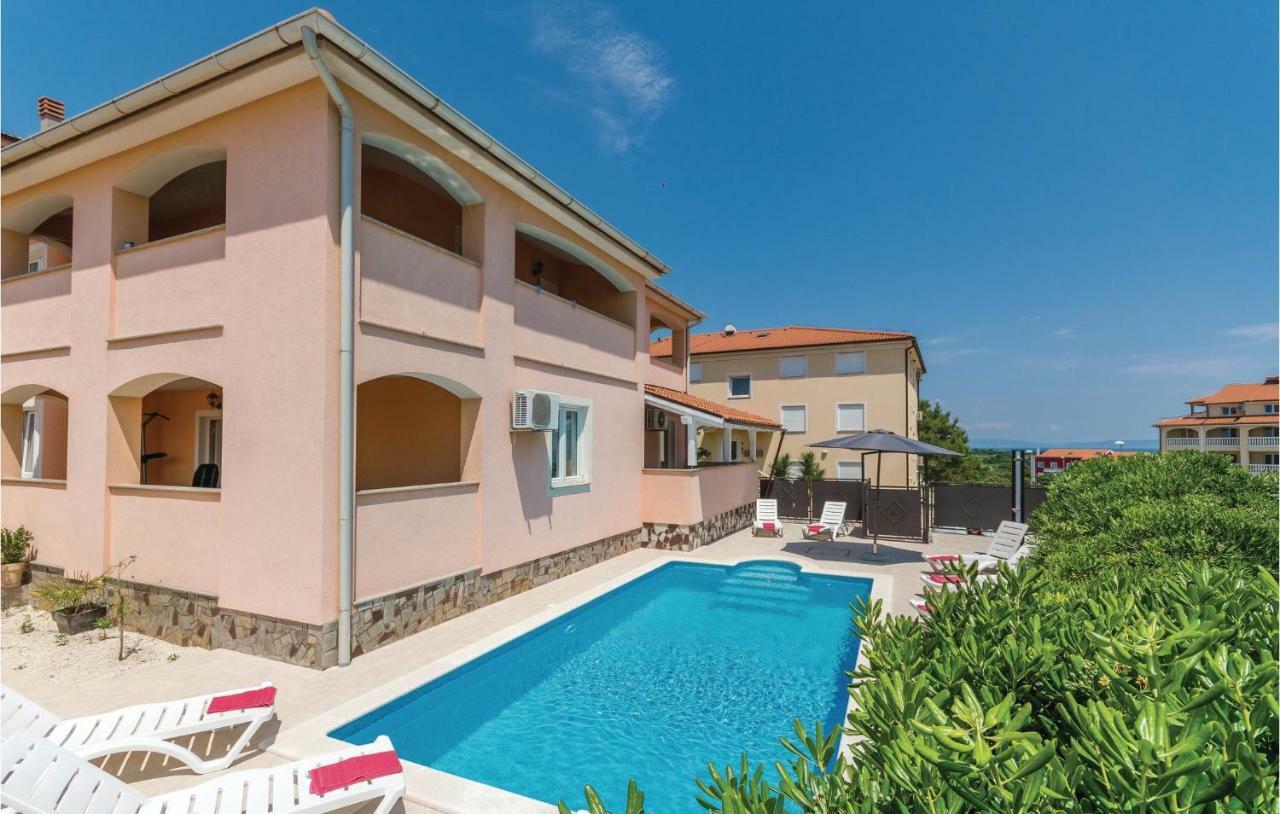 Beautiful home in Liznjan with 7 Bedrooms, WiFi&Outdoor swimming pool Buitenkant foto